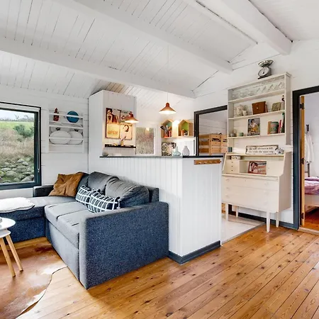 Stunning In With 2 Bedrooms *